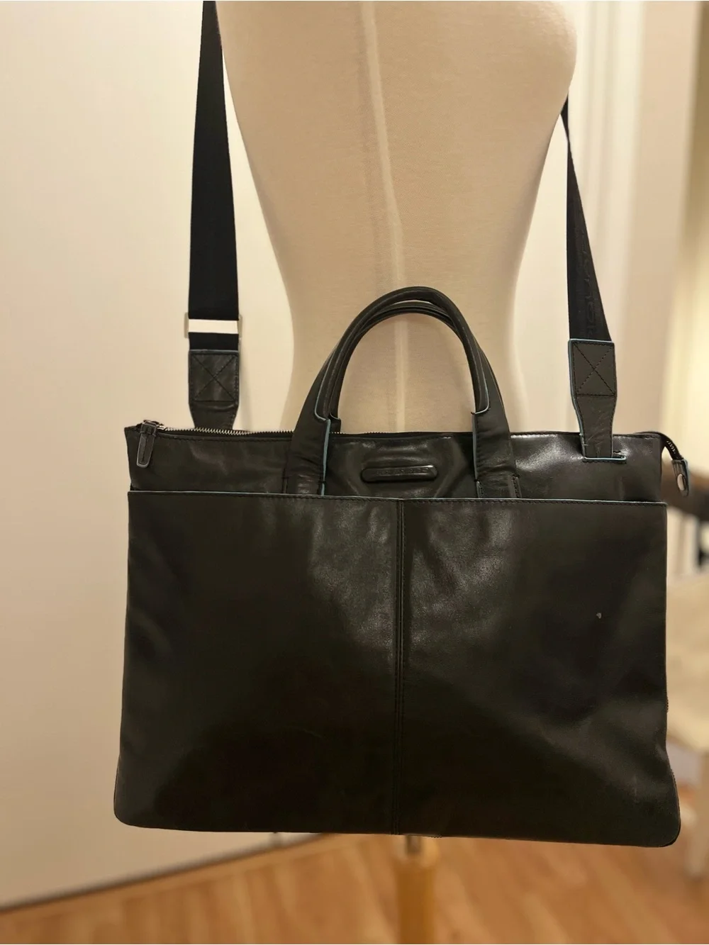 Piquadro Black Leather Expandable Briefcase/Laptop Bag with Crossbody Strap